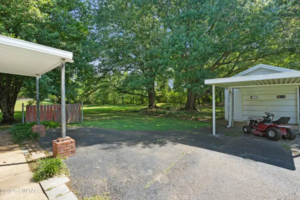 a view of a house with backyard and garden