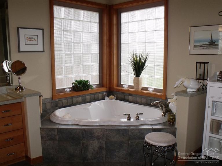 1060 Northwest Rimrock Drive Redmond, OR 97756 - Photo 11 of 23 Additional Photo