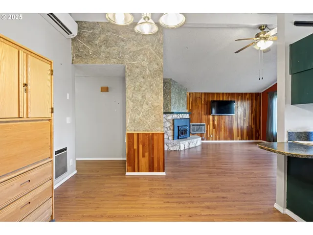 $398,001 | 26 East 3rd Street, Lowell, OR 97452