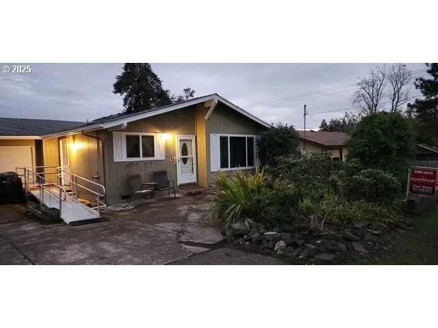 a view of backyard of the house