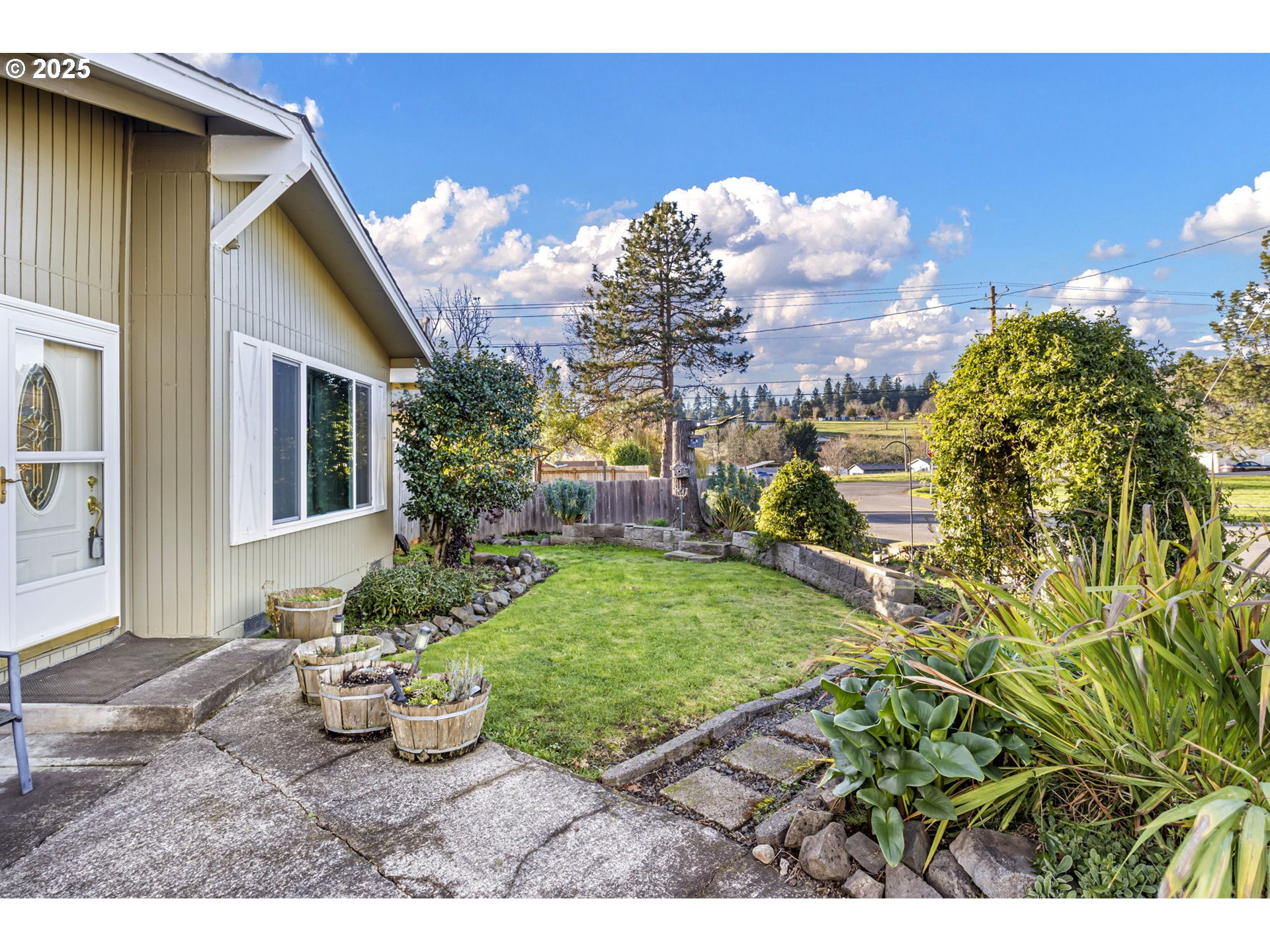 26 East 3rd Street Lowell, OR 97452 - Photo 35 of 35 Yard