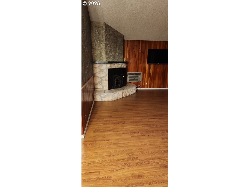 26 East 3rd Street Lowell, OR 97452 - Photo 4 of 35 Living Room
