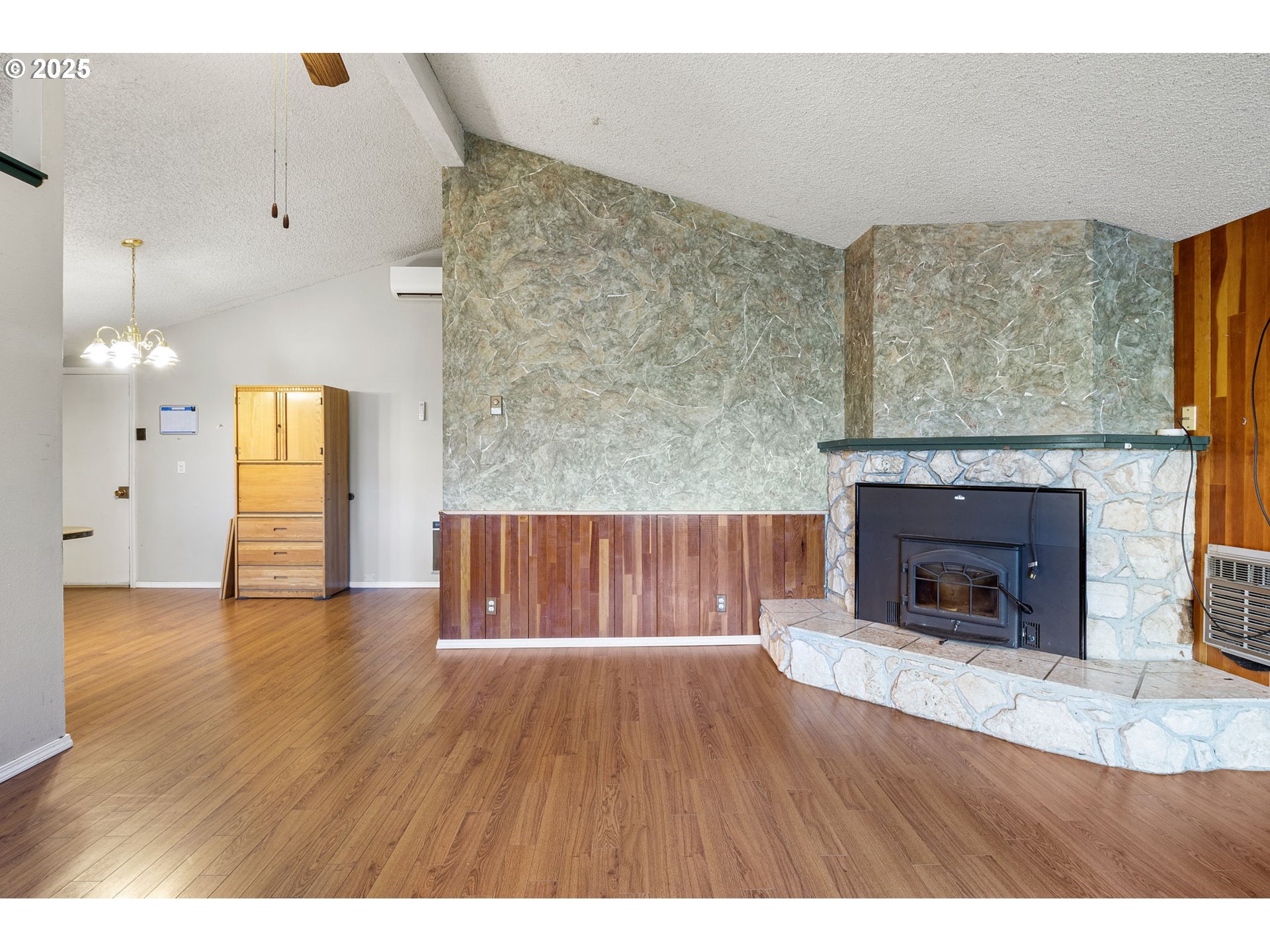 26 East 3rd Street Lowell, OR 97452 - Photo 5 of 35 Living Room