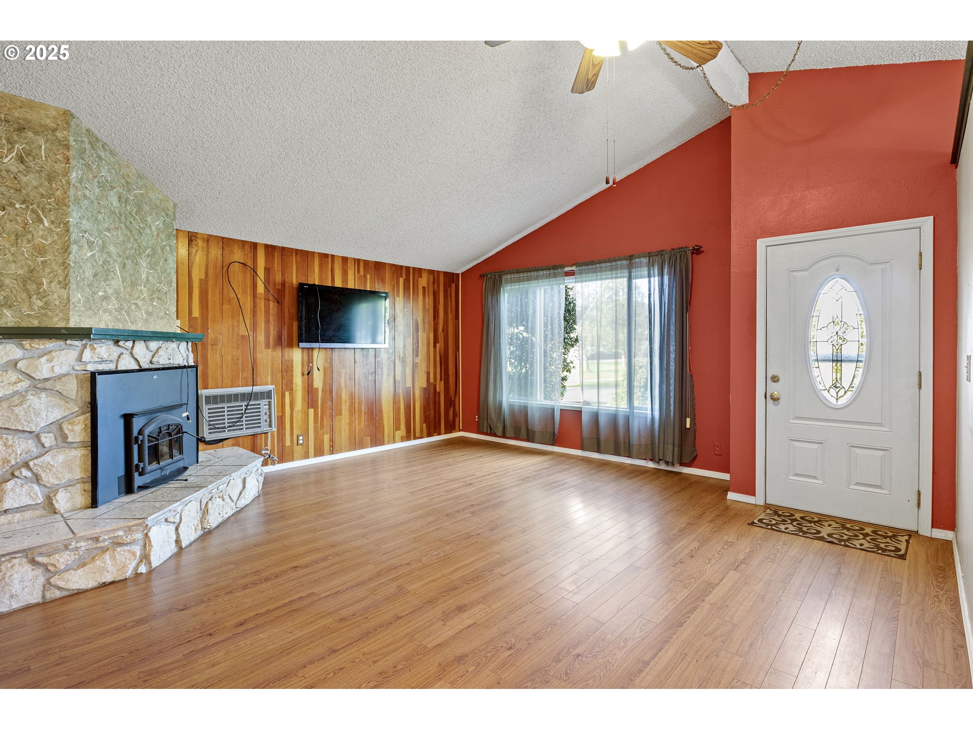 26 East 3rd Street Lowell, OR 97452 - Photo 7 of 35 Living Room