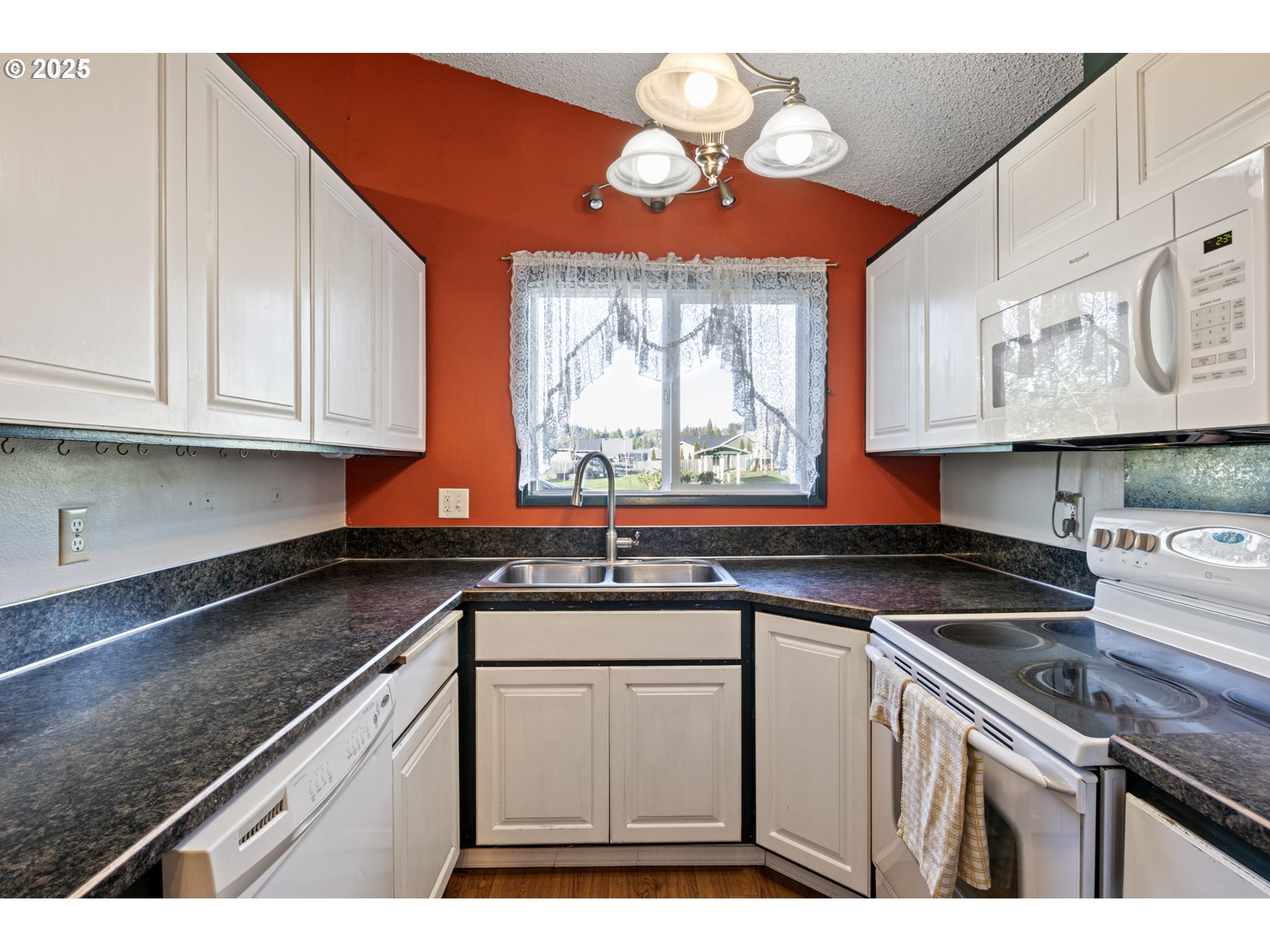 26 East 3rd Street Lowell, OR 97452 - Photo 9 of 35 Kitchen