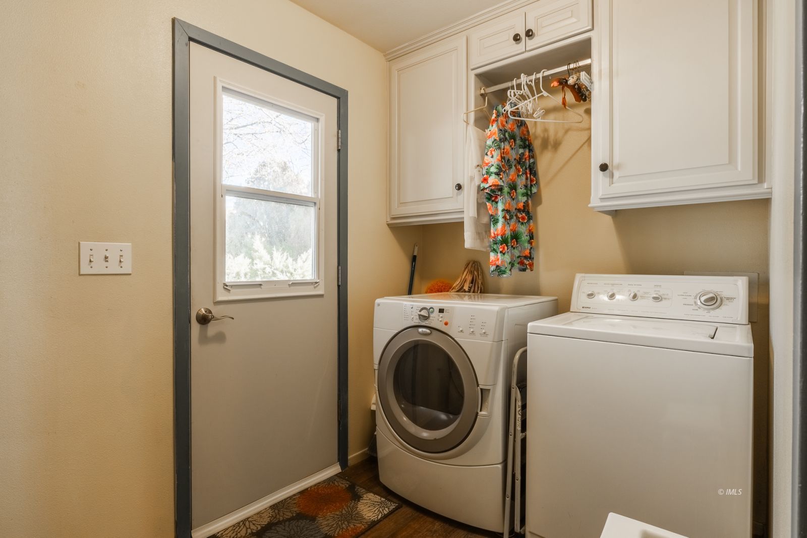 68 Ronda Lane Bishop, CA 93514 - Photo 22 of 28 a utility room with dryer and washer