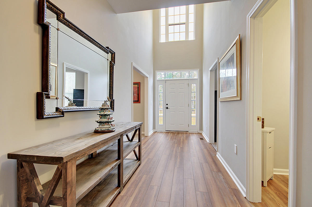 225 Deer Ridge foyer towards door
