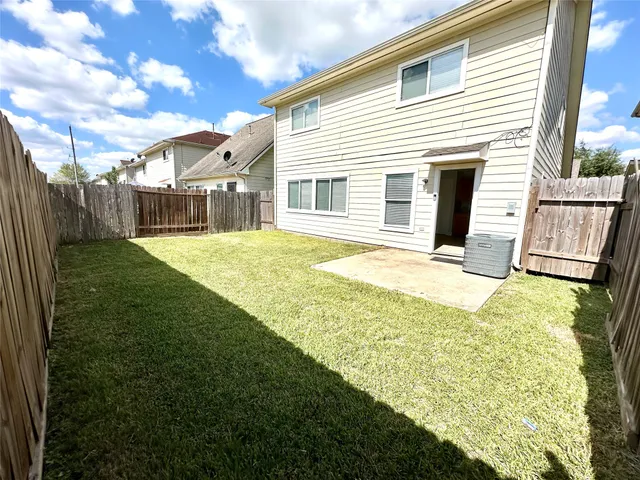 a view of an house with backyard and garden