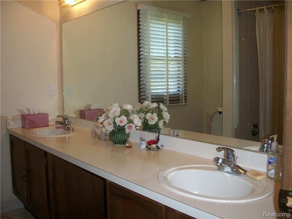 344 Lake Forest Road Rochester Hills, MI 48309 - Photo 11 of 12