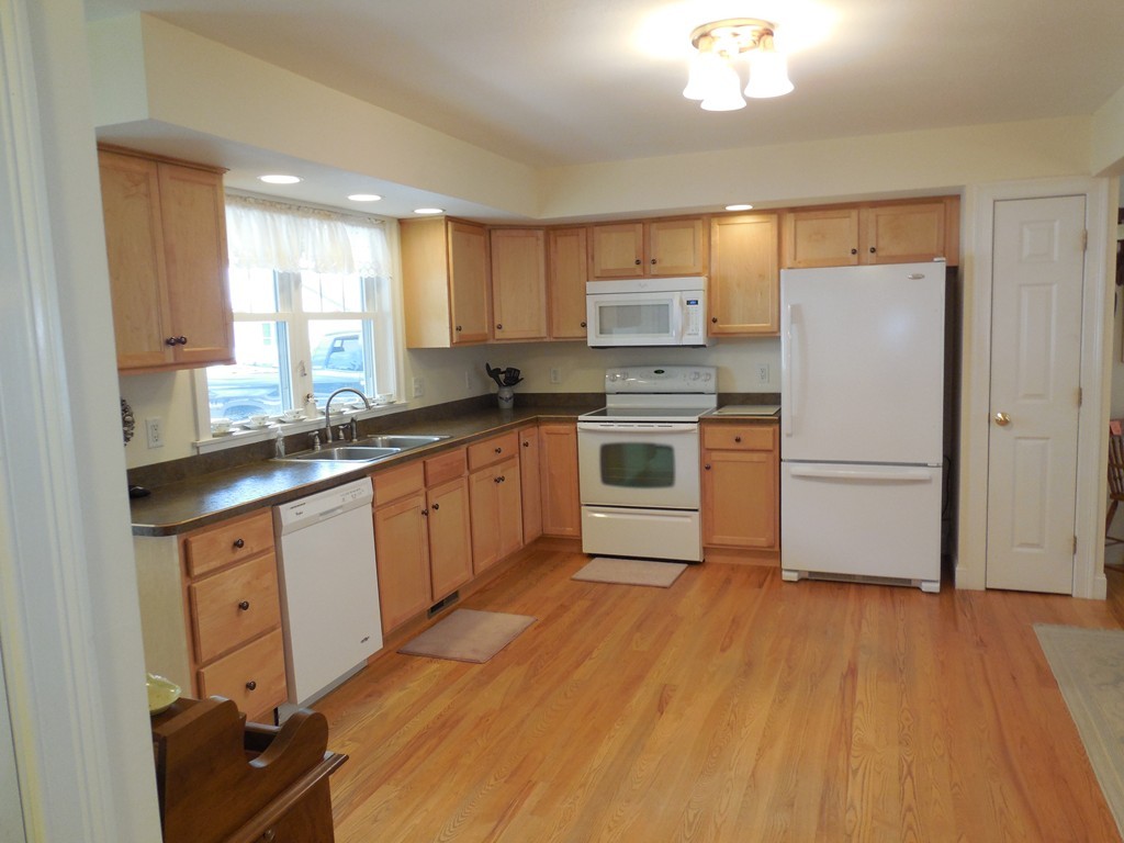 22 Pomeroy Meadow Road, Unit 23 Southampton, MA 01073 - Photo 9 of 29 Gallery Image 9