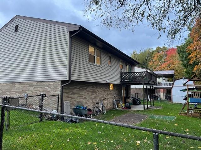113 Louis Drive McKees Rocks, PA 15136 - Photo 21 of 25 a front view of a house with a garden