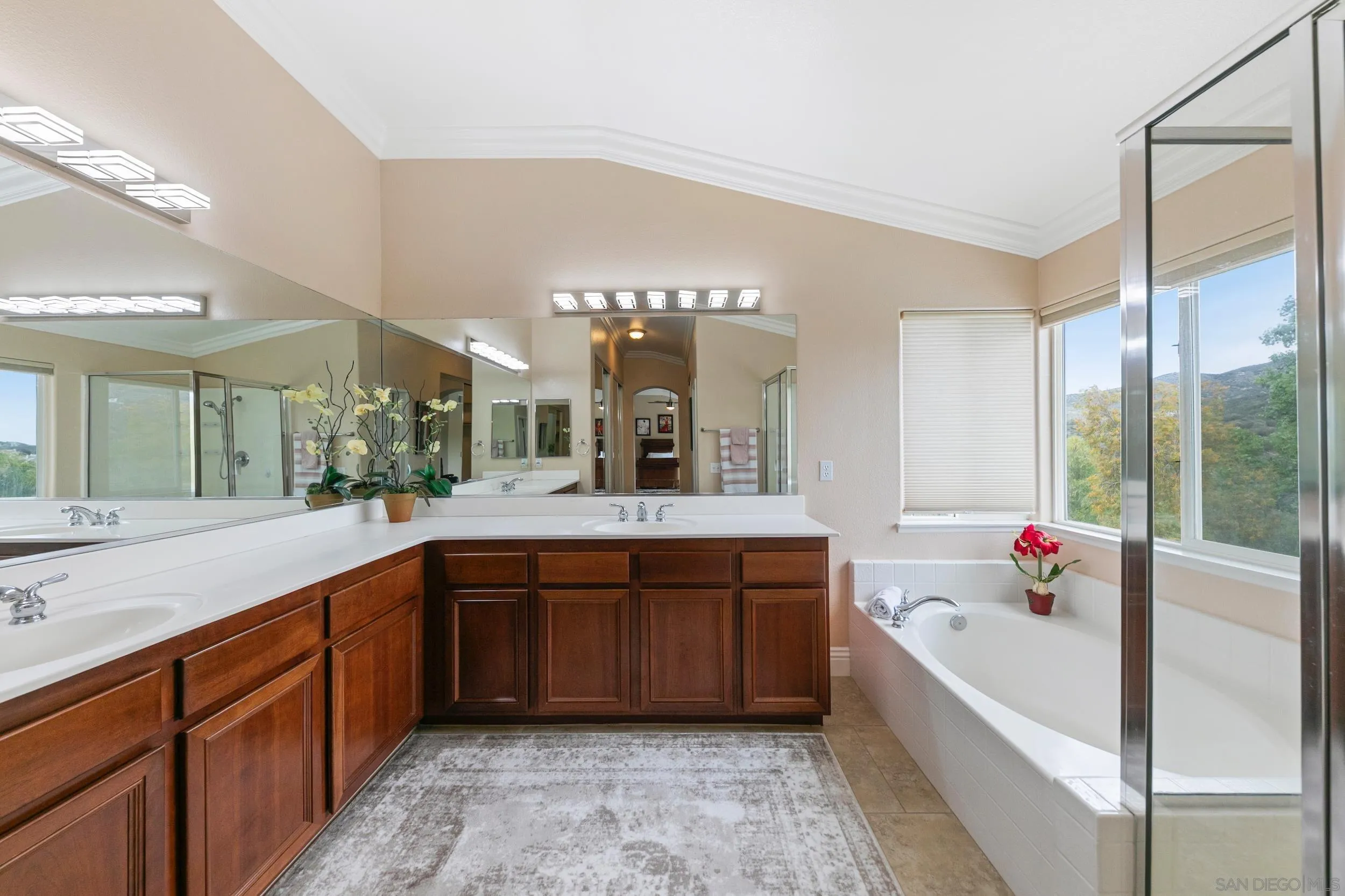 35920 Devonshire Lane Wildomar, CA 92595 - Photo 29 of 50 a large bathroom with a large tub and sink