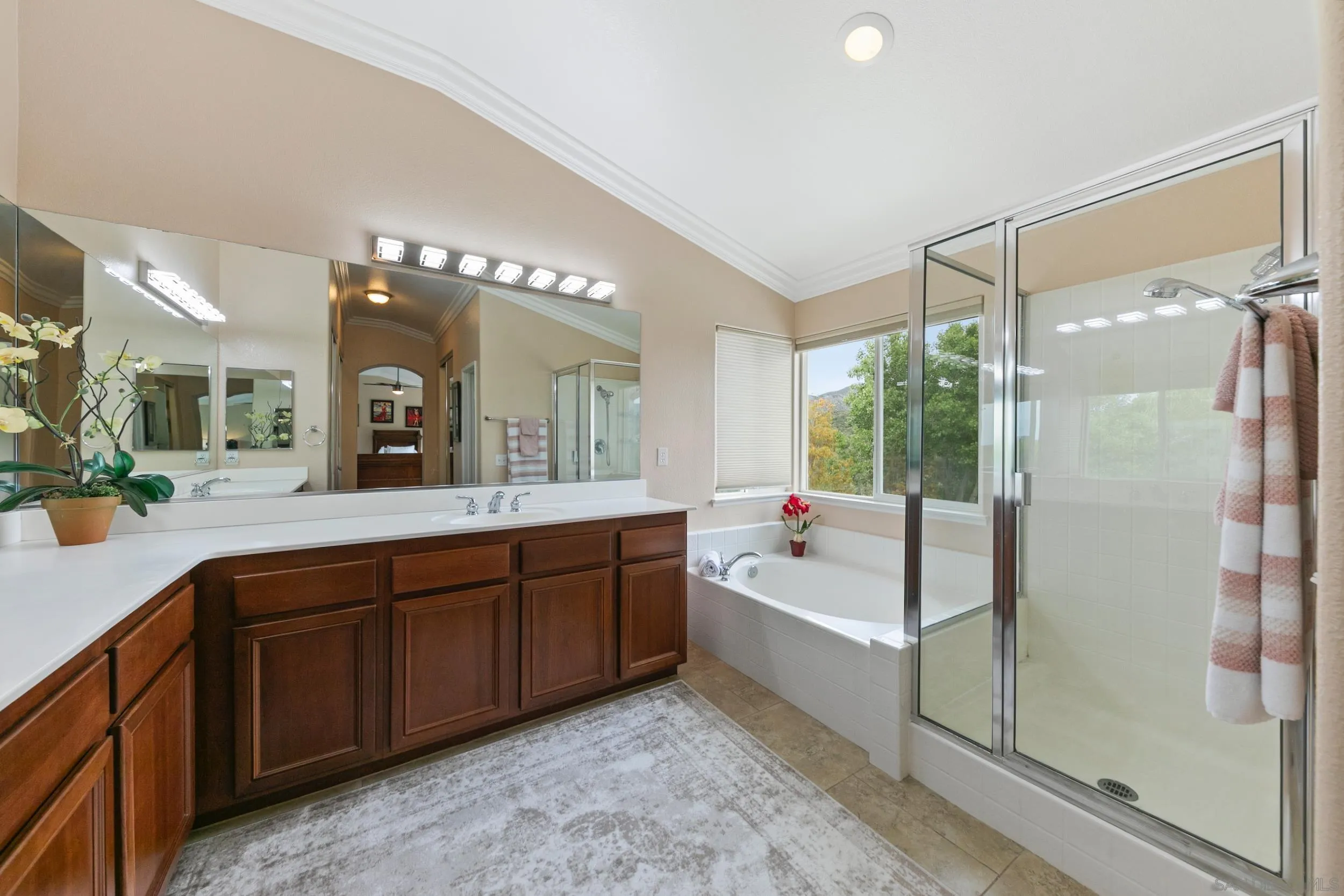 35920 Devonshire Lane Wildomar, CA 92595 - Photo 31 of 50 a spacious bathroom with a tub sink and mirror
