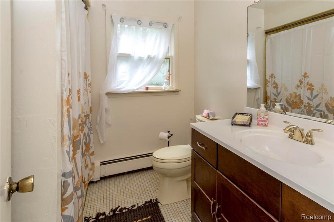 44069 Wear Road Belleville, MI 48111 - Photo 10 of 14 wear bathroom.jpg
