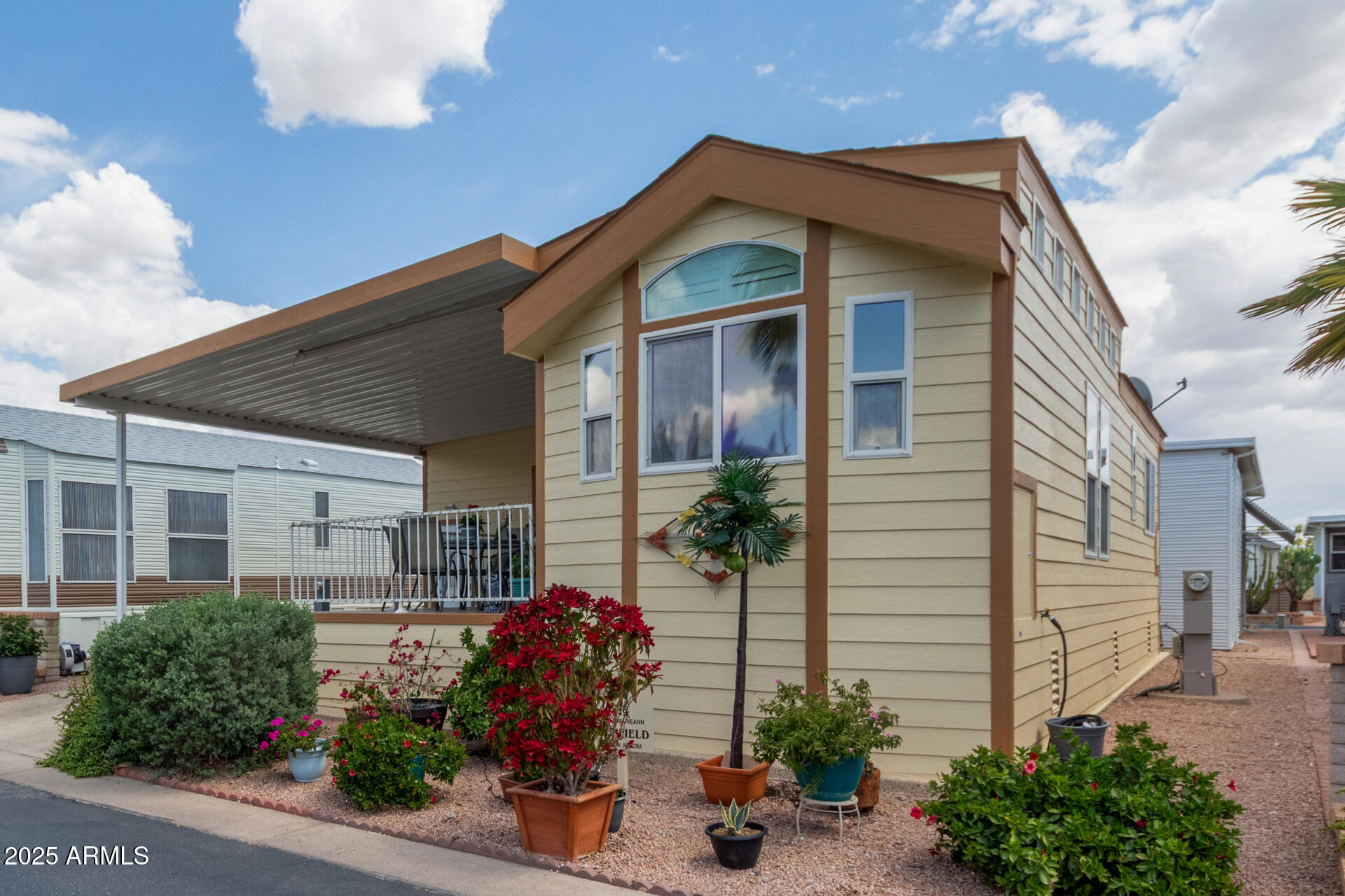 111 South Greenfield Road, Unit 449 Mesa, AZ 85206 - Photo 4 of 34 a front view of a house with a yard