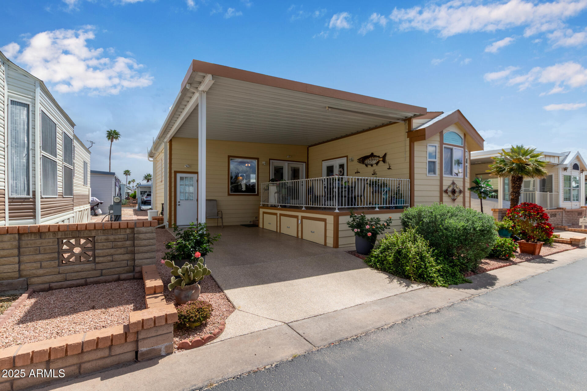 111 South Greenfield Road, Unit 449 Mesa, AZ 85206 - Photo 5 of 34 a front view of a house with a yard