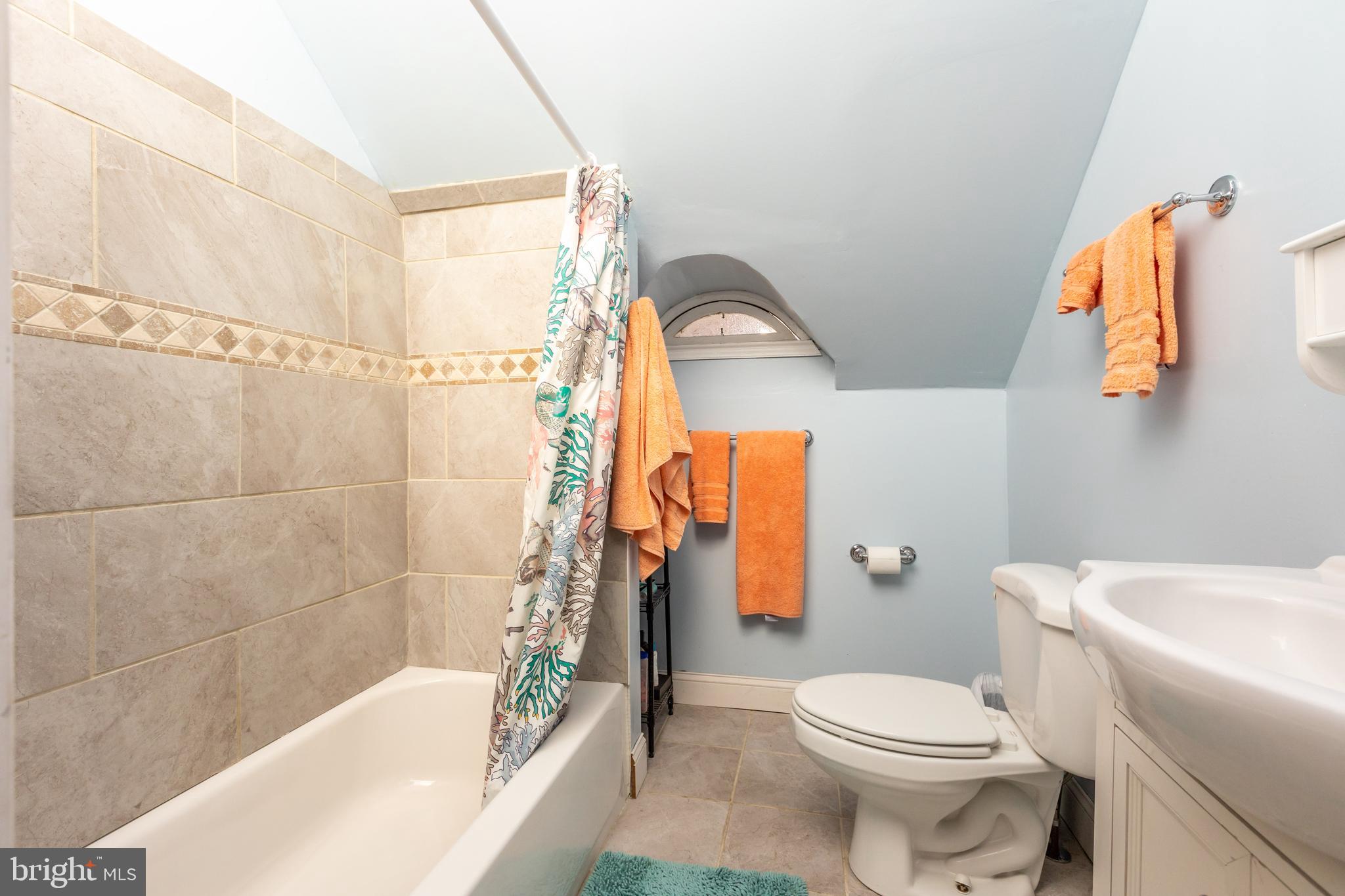 319 Hawthorn Road Baltimore, MD 21210 - Photo 41 of 52 Upper 2 full bathroom w/skylight