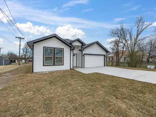 a view of a house with a yard and garage