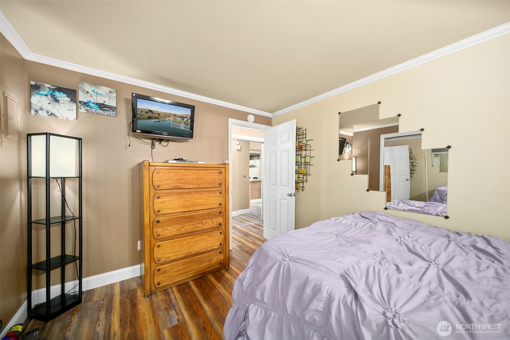 8903 Crescent Bar Road Northwest, Unit 101 Quincy, WA 98848 - Photo 17 of 40 a bedroom with a bed and wooden floor