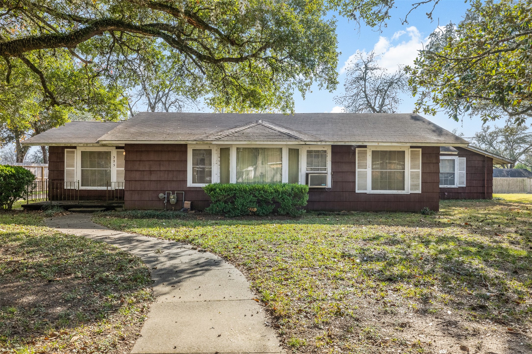 323 Harbert Street Columbus, TX 78934 - Photo 3 of 27