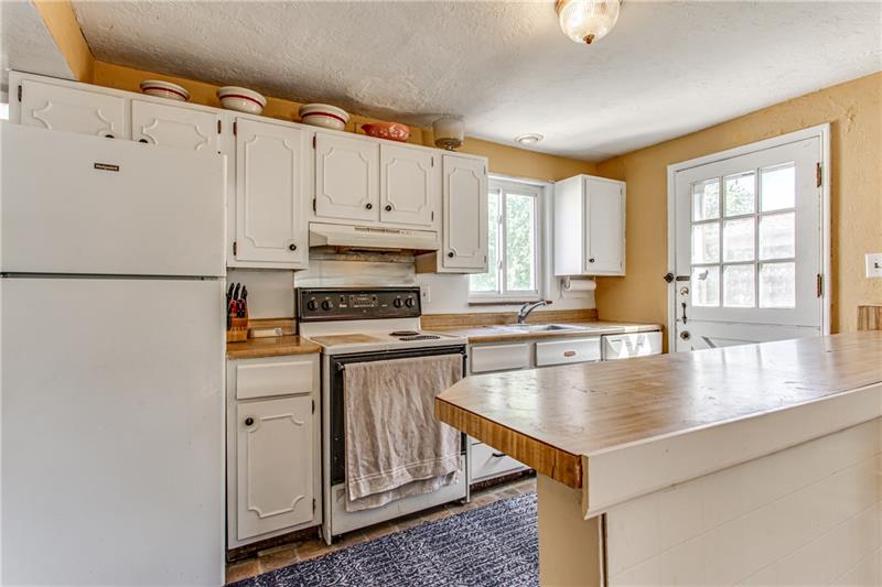 5295 Highgrove Road Pittsburgh, PA 15236 - Photo 6 of 25 Gallery Image 6