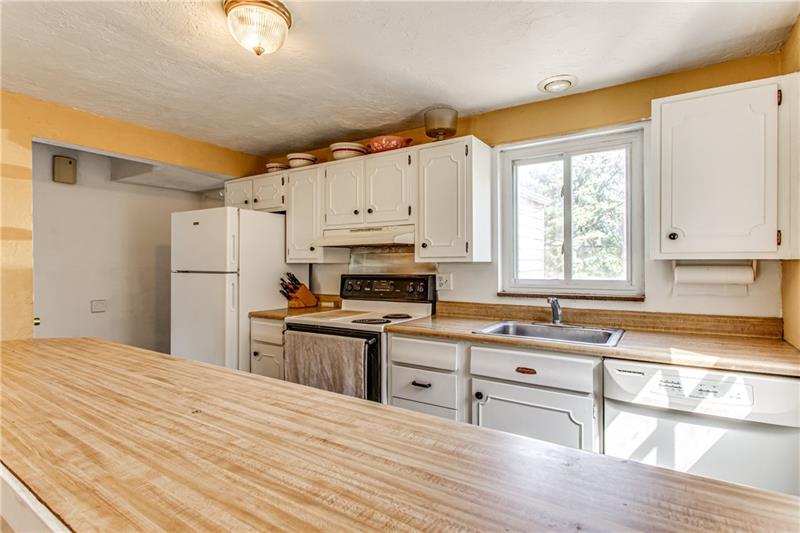 5295 Highgrove Road Pittsburgh, PA 15236 - Photo 7 of 25 Gallery Image 7
