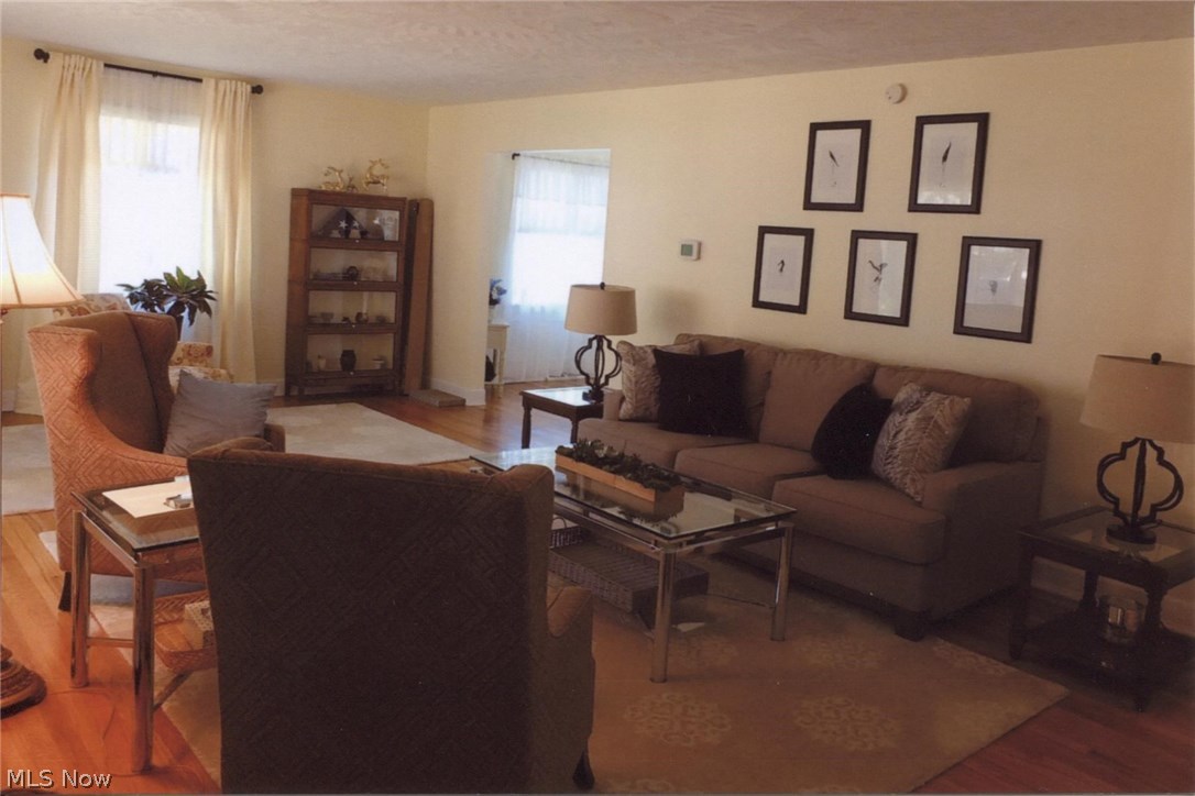419 Mowbray Road Akron, OH 44333 - Photo 6 of 35 Living room is spacious and airy.