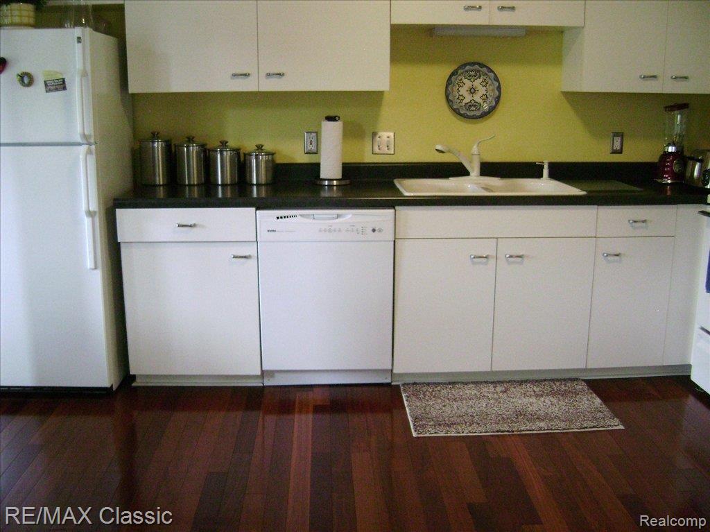Kitchen with cherry HWF's