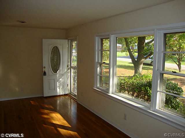 6620 Holborn Road Richmond, VA 23224 - Photo 6 of 20 Living Room