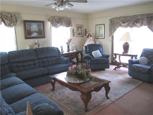 221 Robinhood Road Pulaski, TN 38478 - Photo 5 of 17 Living Room