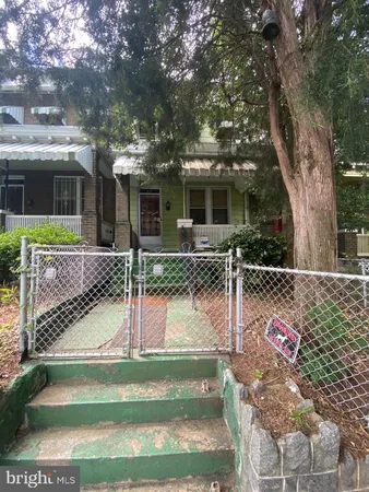 a view of a house with backyard