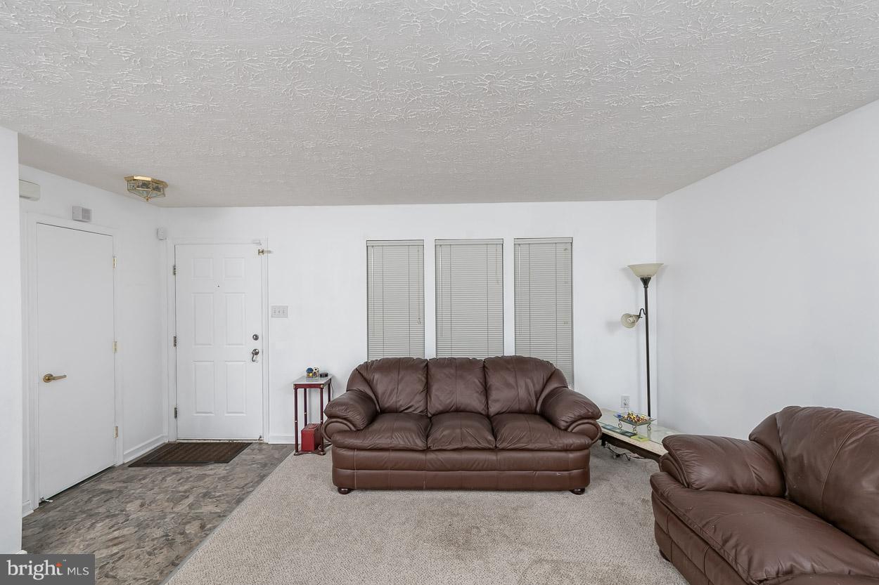 7614 Gladstone Road Baltimore, MD 21244 - Photo 4 of 23 Living Room