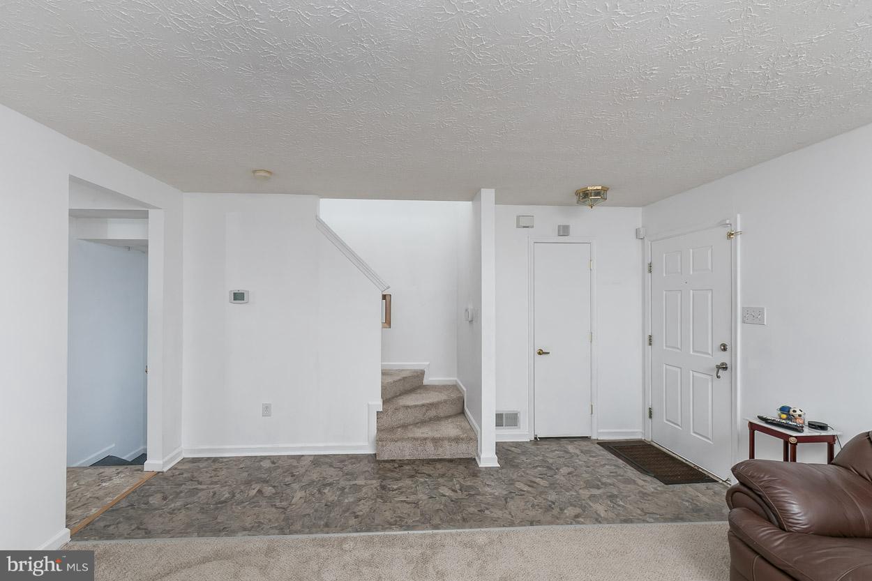 7614 Gladstone Road Baltimore, MD 21244 - Photo 9 of 23 Living Room