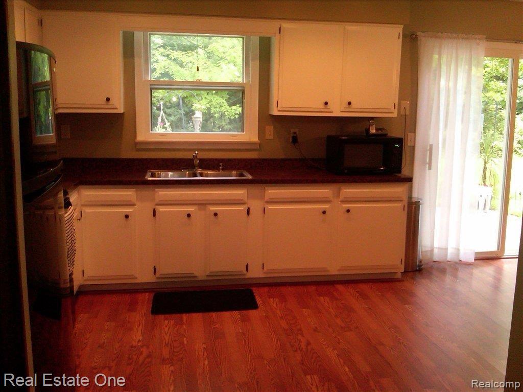 7 Kitchen doorwall to patio