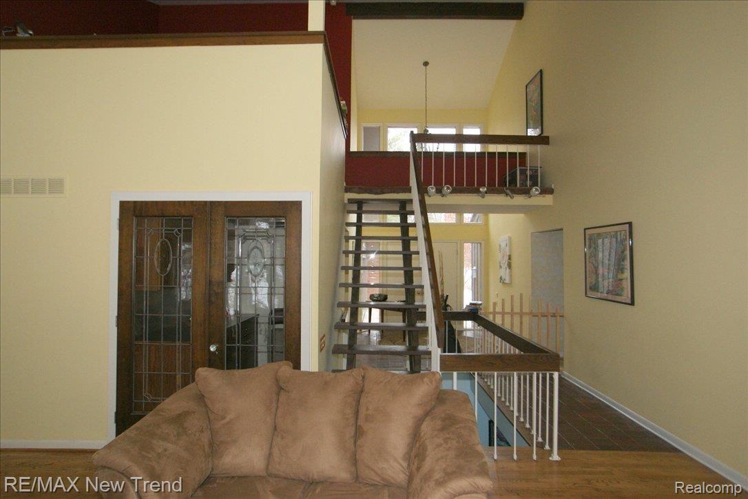 5200 Rector Court Bloomfield Hills, MI 48302 - Photo 7 of 25 Open Staircase & Bridge