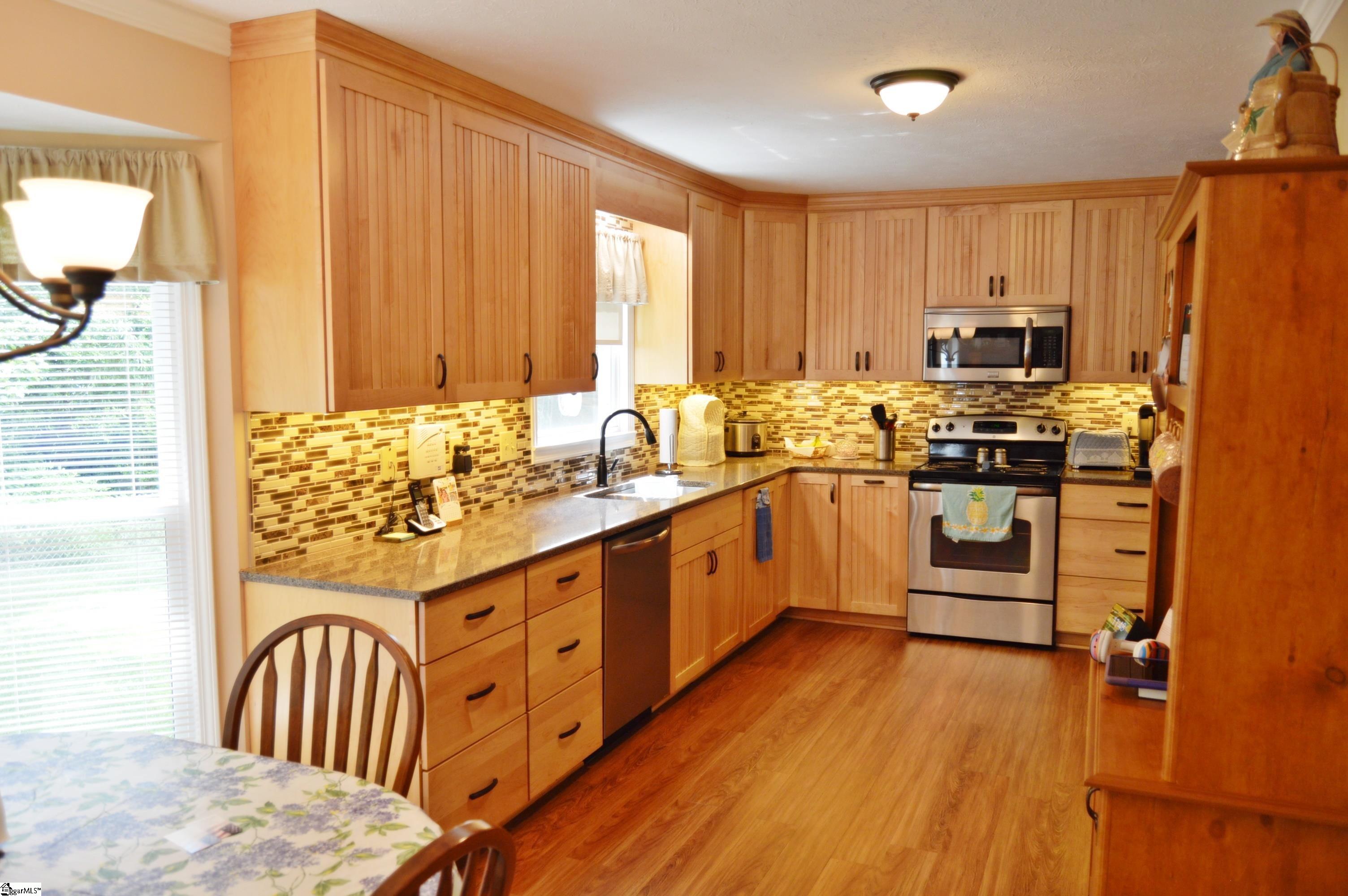 309 Cobblestone Road Greenville, SC 29615 - Photo 4 of 33 Gallery Image 4