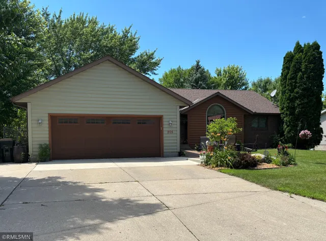 $399,000 | 205 Wacker Drive, Glencoe, MN 55336