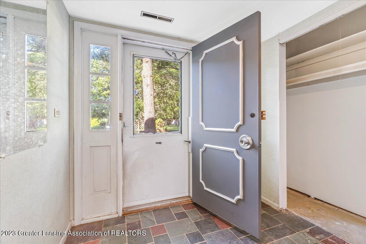 930 Delridge Road East Lansing, MI 48823 - Photo 4 of 50 Entry