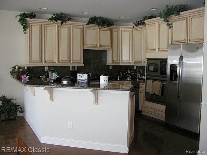 24799 Reeds Pointe Drive Novi, MI 48374 - Photo 8 of 22 P3051547.jpg