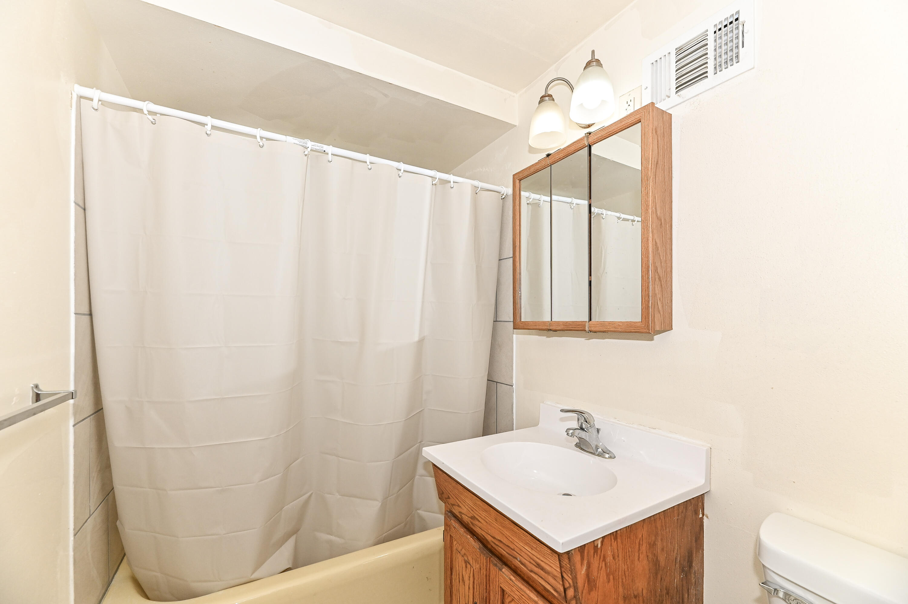 1728 Cleveland Avenue, Unit 1730 Racine, WI 53405 - Photo 30 of 39 Upper Full Bath
