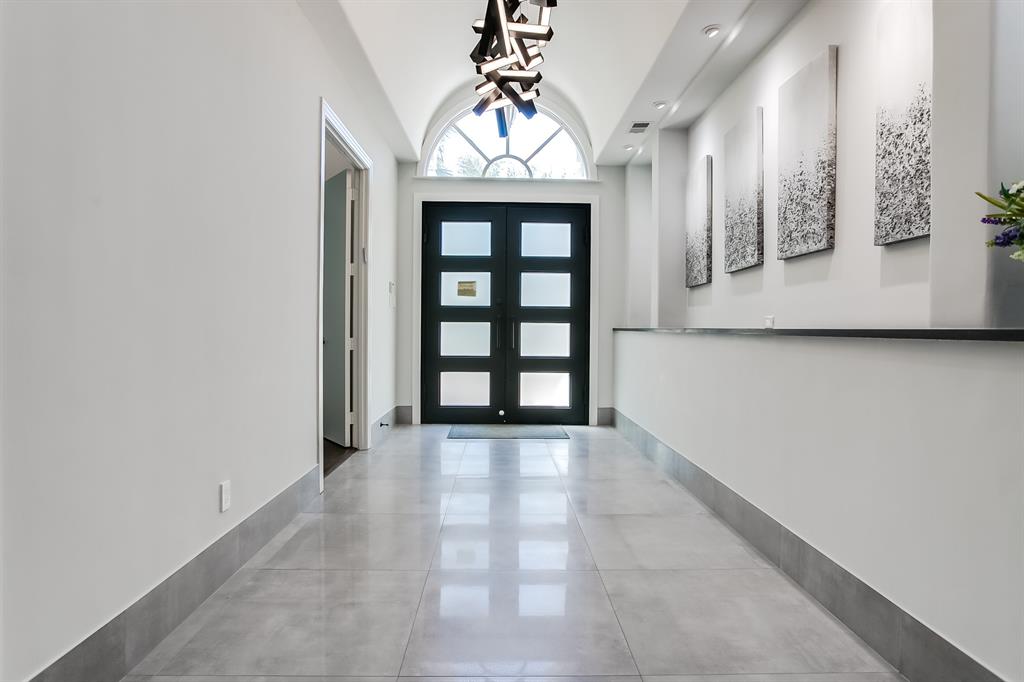 6319 Turner Way Dallas, TX 75230 - Photo 3 of 36 a view of a hallway with entryway