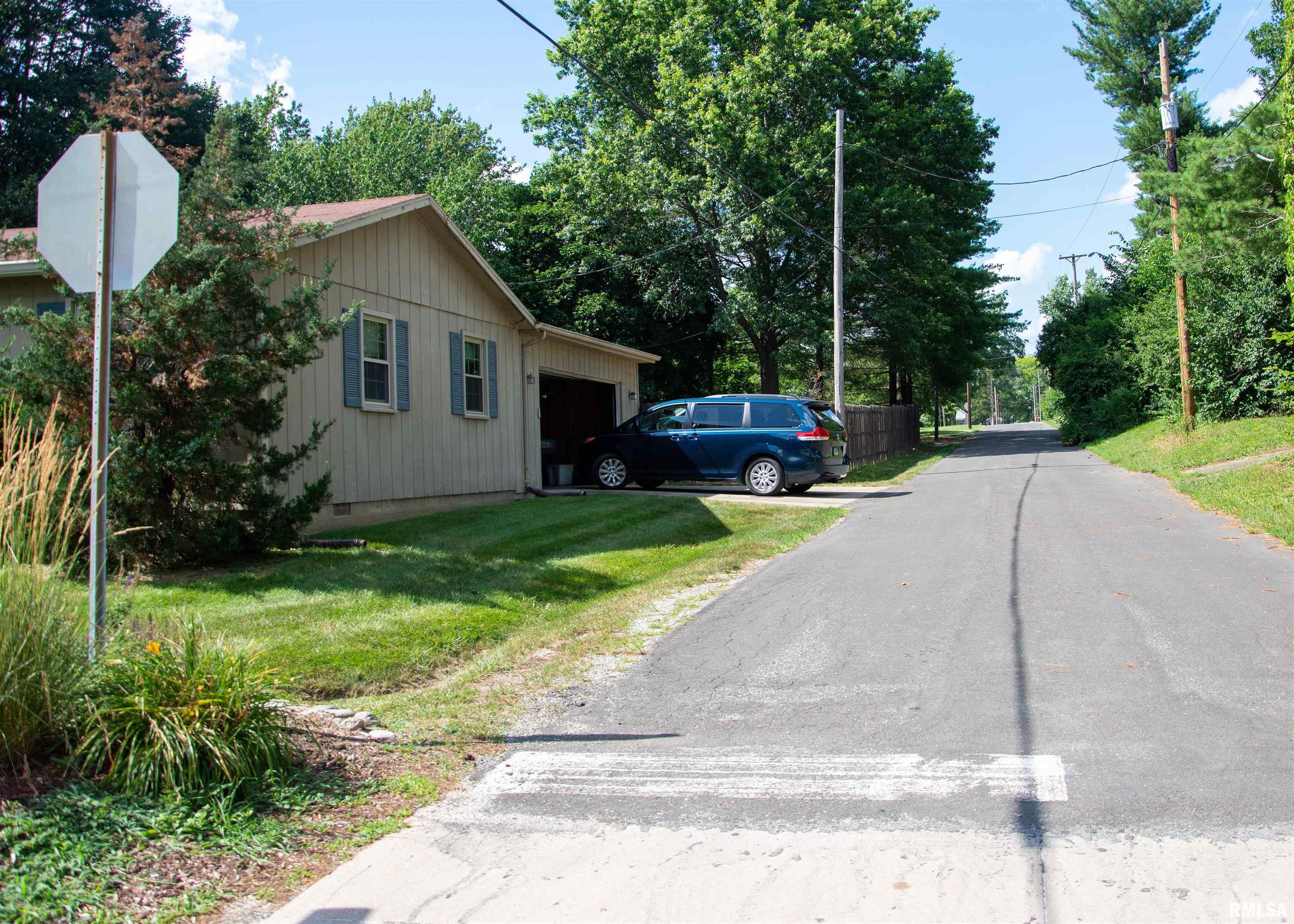 404 West Kelly Street Macomb, IL 61455 - Photo 2 of 25