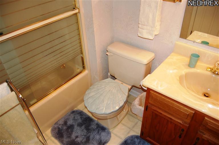 13101 West Lake Road, Unit 3 Vermilion, OH 44089 - Photo 14 of 25 Hall Bathroom