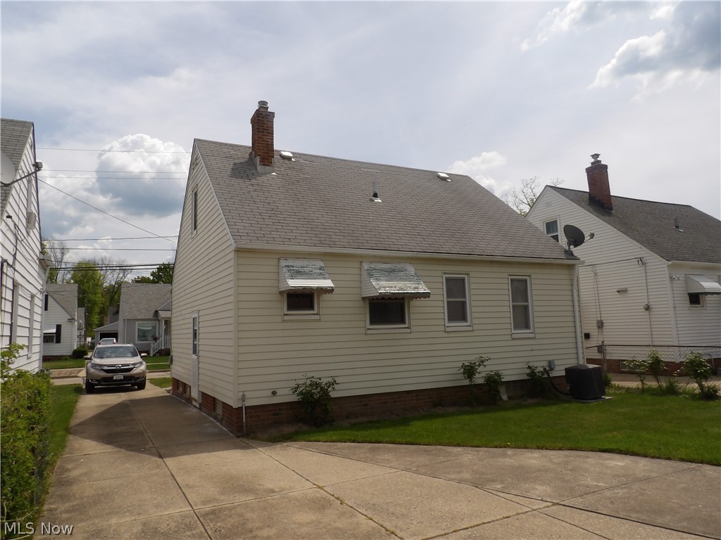 1636 Mapledale Road Wickliffe, OH 44092 - Photo 4 of 30 Gallery Image 4