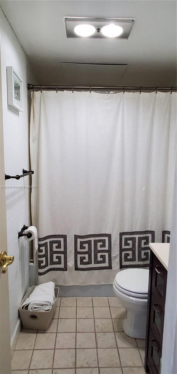 1720 Harrison Street, Unit 10G Hollywood, FL 33020 - Photo 14 of 20 a bathroom with a toilet a sink and mirror