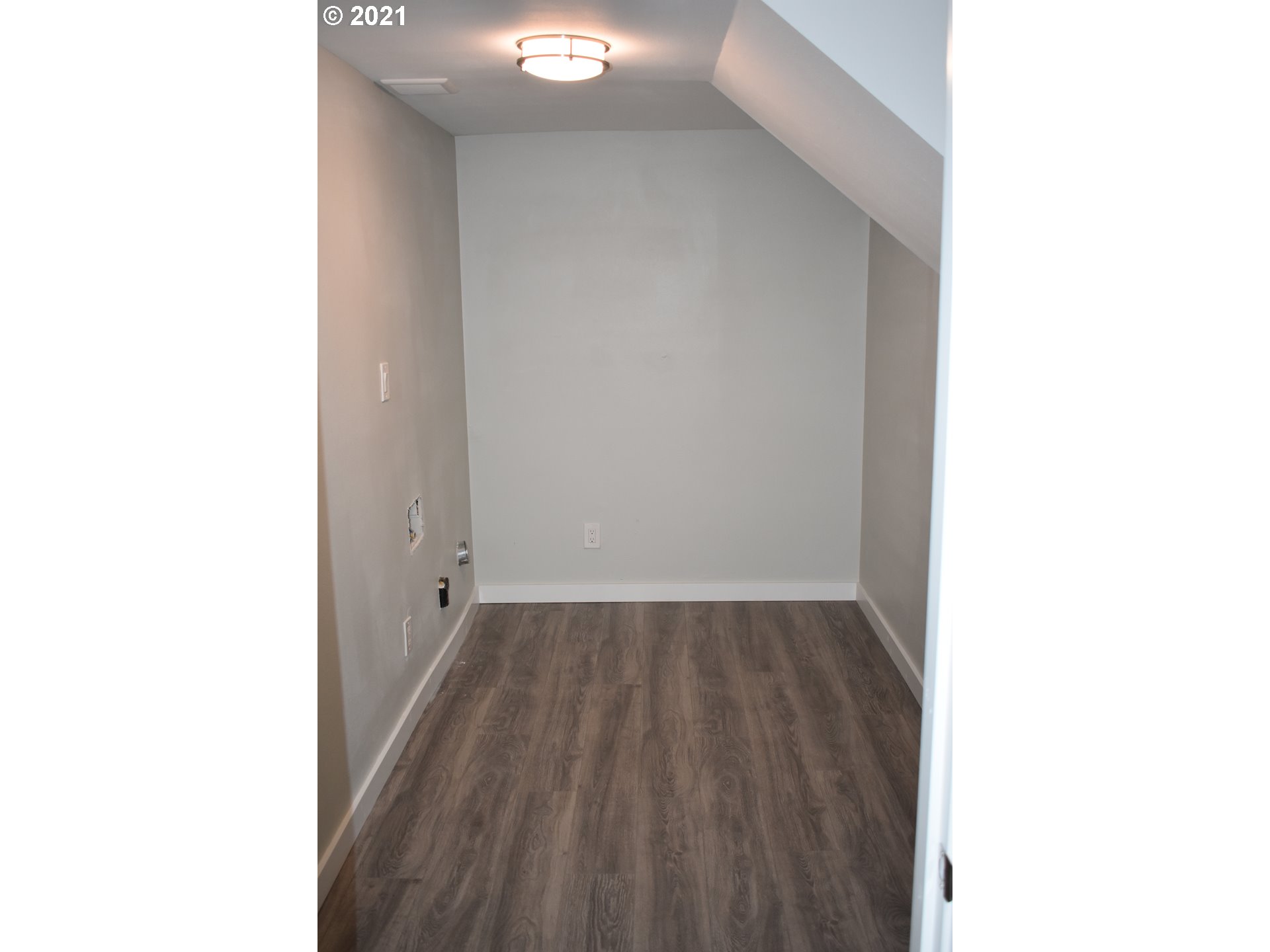 23243 South Bonney Road Colton, OR 97017 - Photo 25 of 32 a view of a room with wooden floor