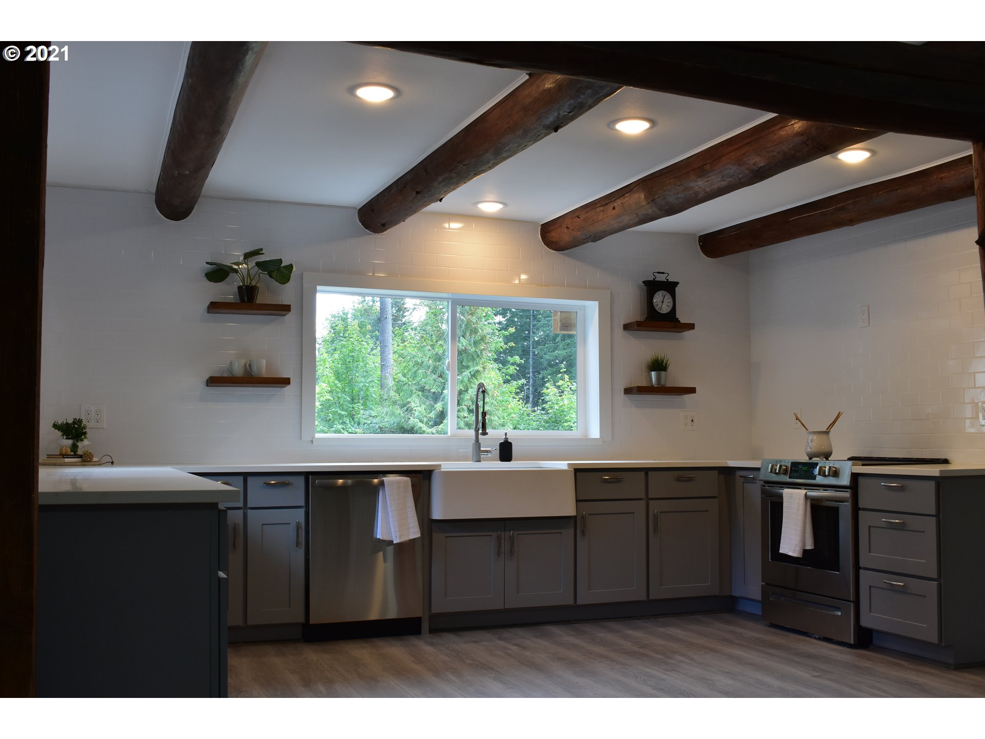 23243 South Bonney Road Colton, OR 97017 - Photo 6 of 32 a kitchen with a sink and cabinets