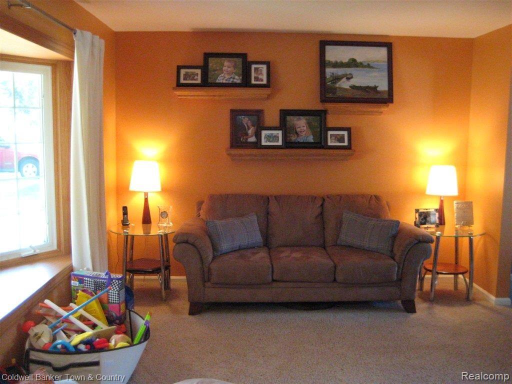 33449 Curtis Road Livonia, MI 48152 - Photo 17 of 21 Living Room