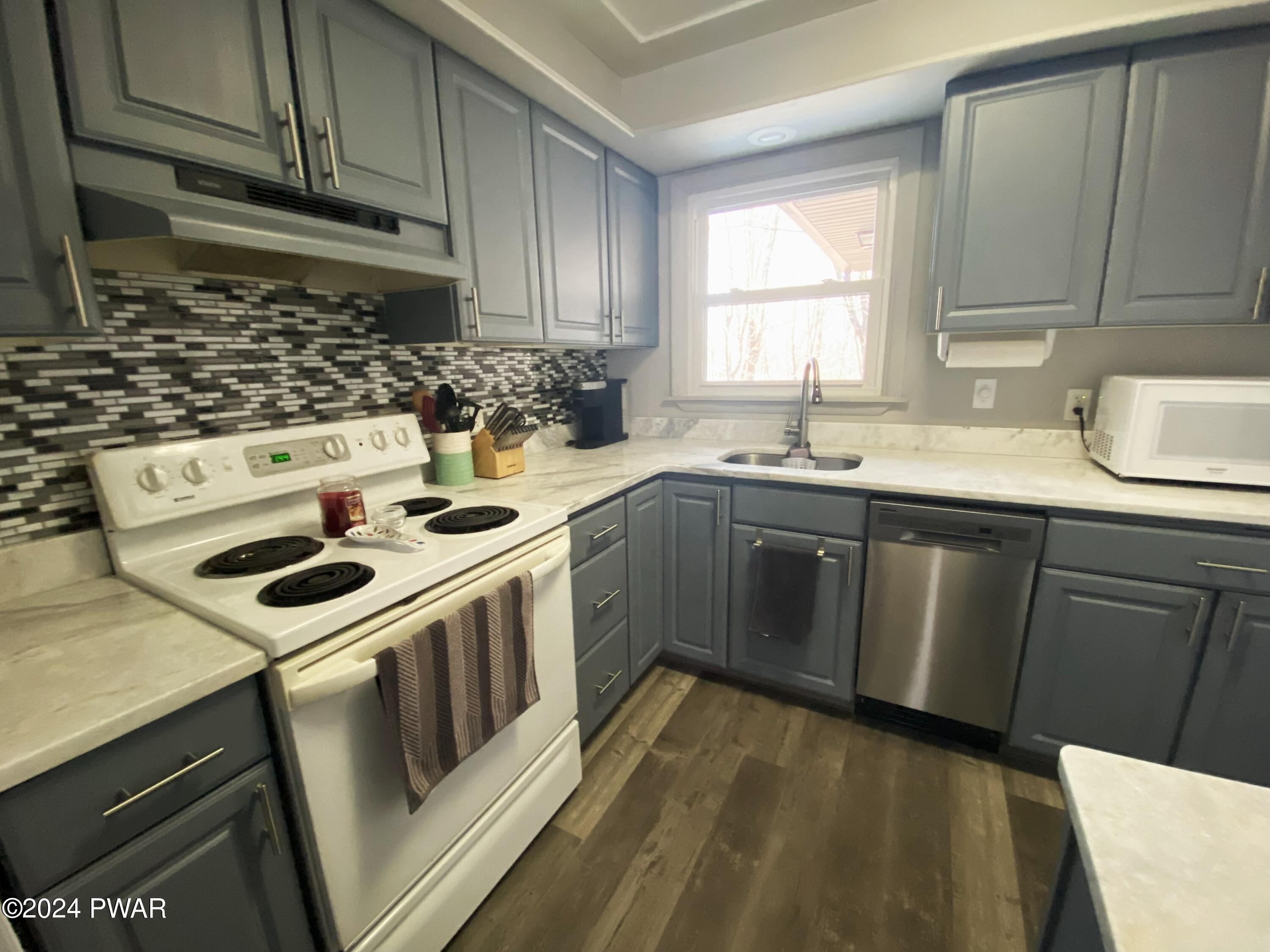 1049 Deer Valley Road Lake Ariel, PA 18436 - Photo 3 of 35 Kitchen Vinyl Plank Floors