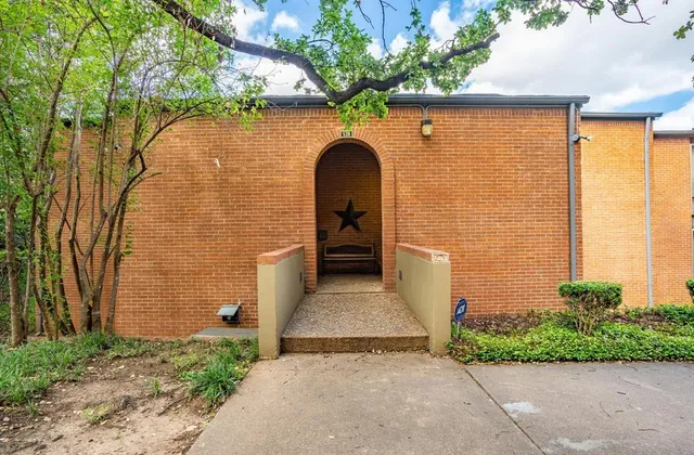 $200,000 | 538 E Avenue, Unit B, Grand Prairie, TX 75050